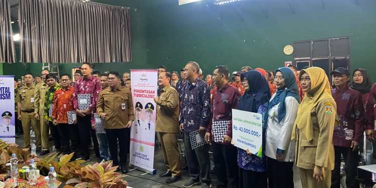 Pemkot Magelang dan BPJamsostek Serahkan Honorarium Serta Santunan Kematian bagi Perangkat RT/RW