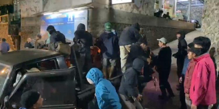 Kebakaran Gunung Sumbing: Ratusan Pendaki Dievakuasi