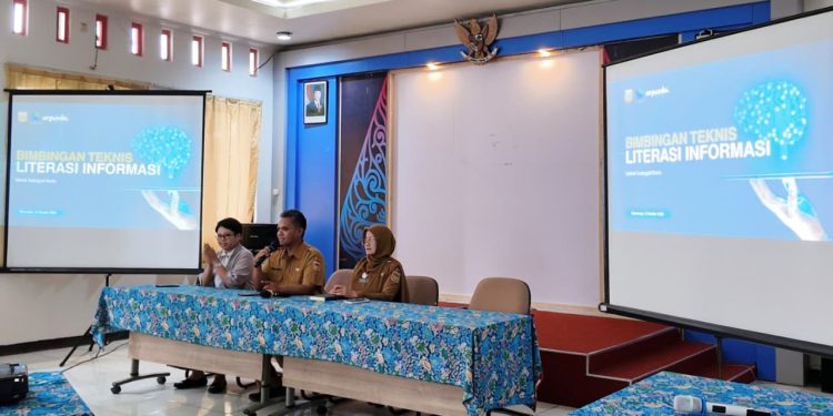 SM/Dok PEMAPARAN MATERI : Narasumber Memberikan Materi Mengenai Litersi Informasi di Ruang Dinas Arpusda Wonosobo
