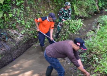 Kodim, DPUPR, dan Warga Kompak Bersihkan Saluran Mangli