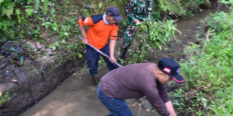 Kodim, DPUPR, dan Warga Kompak Bersihkan Saluran Mangli