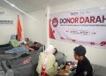 SM/Dok : Para pendonor sedang melakukan donor darah di Kantor Bawaslu Kota Magelang, hari Rabu (28/10).
