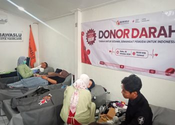 SM/Dok : Para pendonor sedang melakukan donor darah di Kantor Bawaslu Kota Magelang, hari Rabu (28/10).