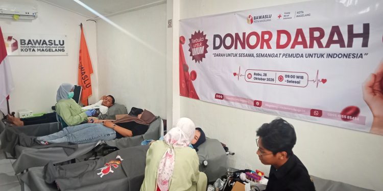 SM/Dok : Para pendonor sedang melakukan donor darah di Kantor Bawaslu Kota Magelang, hari Rabu (28/10).