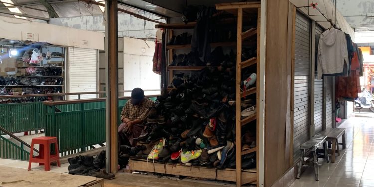 Nggak Harus Mahal, Warga Magelang Rela Berburu Sepatu Bekas agar Tetap Fashionable