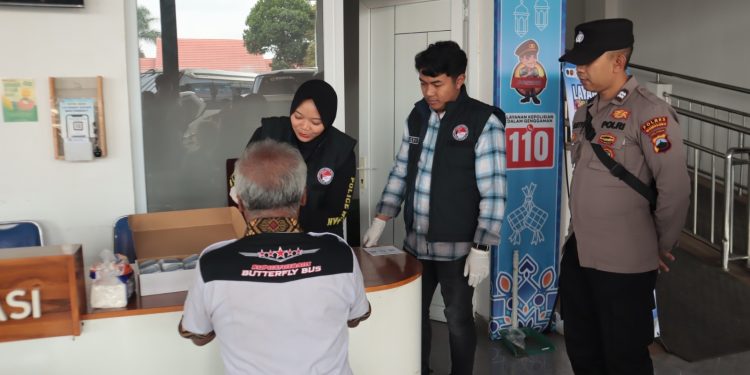 Tes Urine Puluhan Pengemudi Angkot di Terminal Mendolo